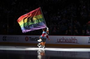 colorado avalanche demonstra apoio no mês do Orgulho LGBTQ+