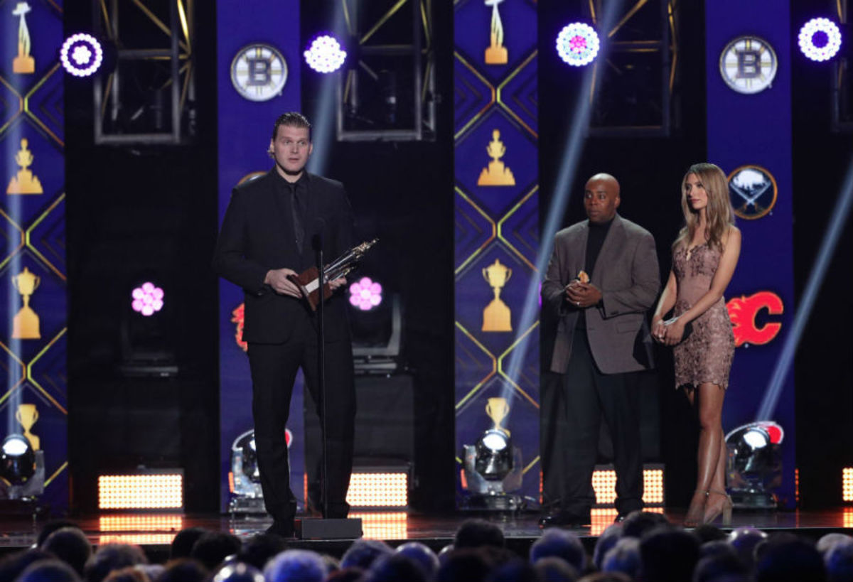 Robin Lehner durante seu discurso sobre saúde mental no NHL Awards, após receber o Masterton Trophy 