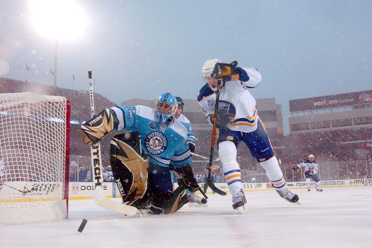 Buffalo Sabres e Pittsburgh Penguins jogando no primeiro Winter Classic da história.