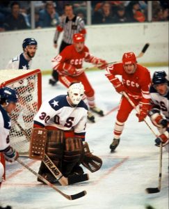 Goleiro Jim Craig com a máscara do Jason em posição de defesa o jogo contra a URSS.
