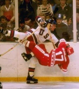 Confronto direto entre jogador americano e jogador soviético durante a partida