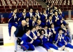 Equipe dos estados Unidos com seu técnico Herb Brooks em foto com as medalhas das olimpíadas de 1980.
