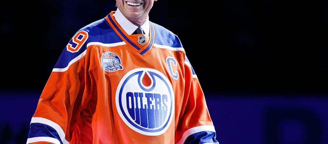 Wayne Gretzky com a jersey dos Oilers. Reprodução: SI kids