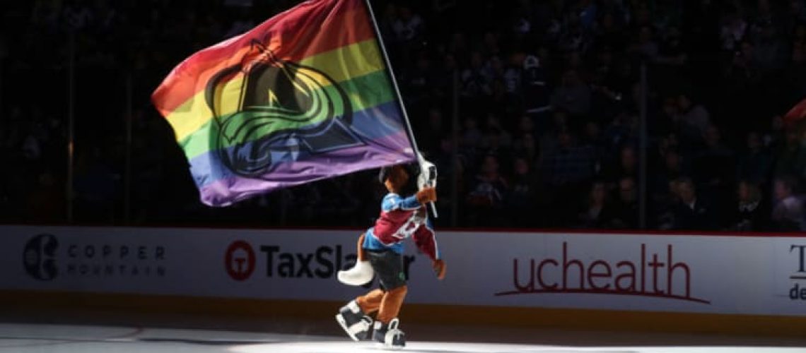 colorado avalanche demonstra apoio no mês do Orgulho LGBTQ+